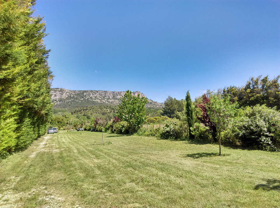 Chez Babette aire de repos mini camping vacances Luberon Lourmarin dans le sud de la France espace stationnement décoré et surveillé