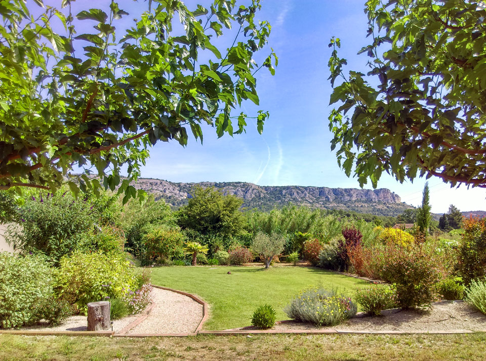 chez Babette région Vaucluse Mérindol aire de camping car entre Avignon et aix en provence dans propriété privée avec eau et électricité